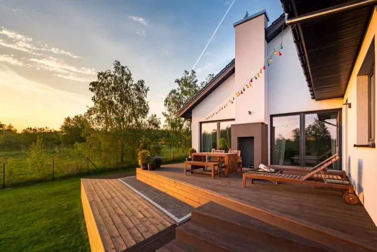 Est-il possible de poser une terrasse sur plot sur un terrain en pente ?, Léon, DML Multiservices
