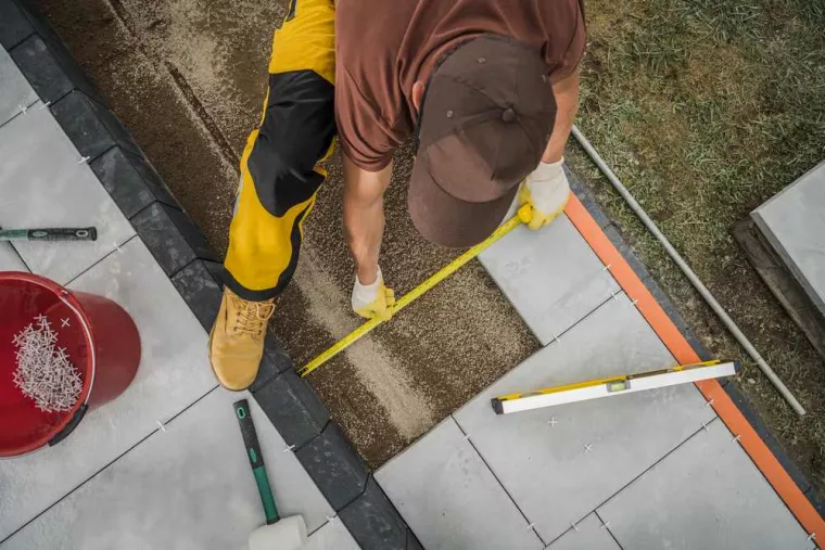 Quel est le meilleur carrelage pour une terrasse extérieure qui ne s'abîme pas avec les intempéries ?, Léon, DML Multiservices